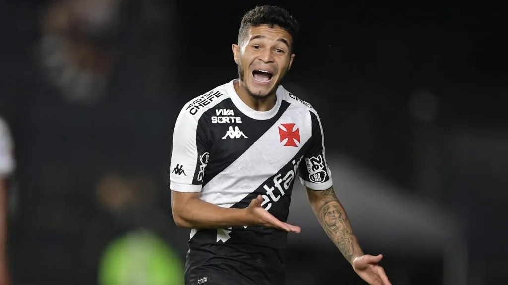 Adson irá passar por cirurgia no Vasco – Foto: Thiago Ribeiro/AGIF