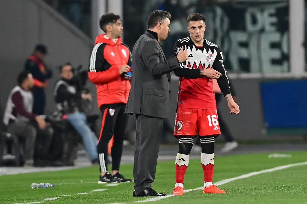 CORDOBA, ARGENTINA – AUGUST 14: Marcelo Gallardo head coach of River Plate gives instructions to his player Fabricio Bustos during the Copa CONMEBOL Libertadores round of 16 first leg match between Talleres and River Plate at Mario Alberto Kempes Stadium on August 14, 2024 in Cordoba, Argentina. (Photo by Hernan Cortez/Getty Images)