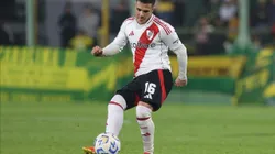 FLORENCIO VARELA, ARGENTINA - OCTOBER 25: Fabricio Bustos of River Plate drives the ball during a Liga Profesional 2024 match between Defensa y Justicia and River Plate at Estadio Norberto Tomaghello on October 25, 2024 in Florencio Varela, Argentina. (Photo by Daniel Jayo/Getty Images)