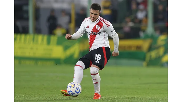 FLORENCIO VARELA, ARGENTINA - OCTOBER 25: Fabricio Bustos of River Plate drives the ball during a Liga Profesional 2024 match between Defensa y Justicia and River Plate at Estadio Norberto Tomaghello on October 25, 2024 in Florencio Varela, Argentina. (Photo by Daniel Jayo/Getty Images)