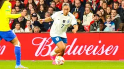 Lauren James com a posse de bola em partida da Inglaterra. Foto: Zuma Press / Alamy Stock Photo