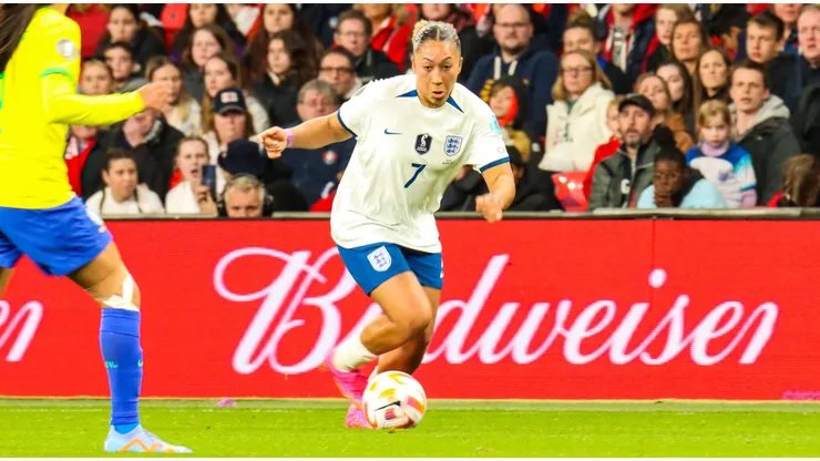 Lauren James com a posse de bola em partida da Inglaterra. Foto: Zuma Press / Alamy Stock Photo