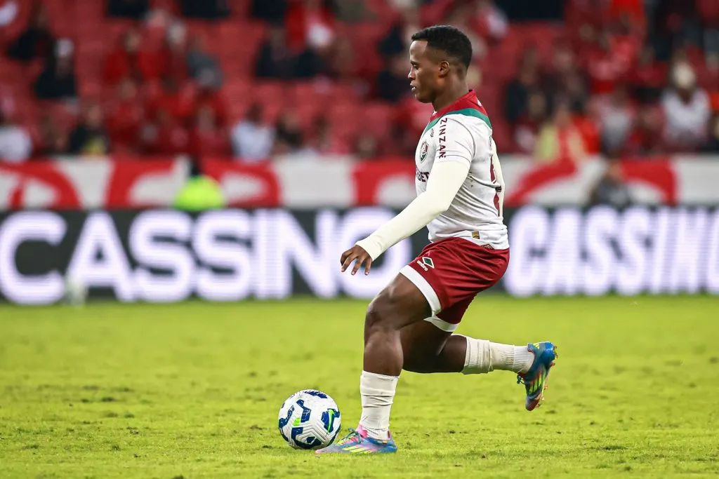 John Arias pede apoio da torcida – Foto: Maxi Franzoi/AGIF