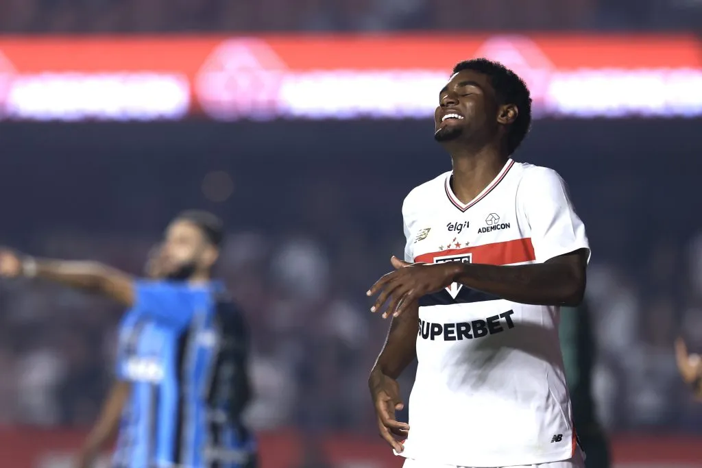 SP – SAO PAULO – 17/05/2025 – BRASILEIRO A 2025, SAO PAULO X GREMIO – Lucas Ferreira jogador do Sao Paulo lamenta durante partida contra o Gremio no estadio Morumbi pelo campeonato Brasileiro A 2025. Foto: Marcello Zambrana/AGIF