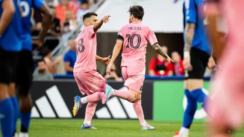 Lionel Messi e Jordi Alba comemoram juntos. Foto: Associated Press / Alamy Stock Photo