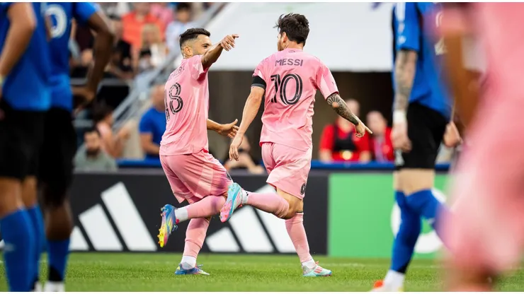 Lionel Messi e Jordi Alba comemoram juntos. Foto: Associated Press / Alamy Stock Photo