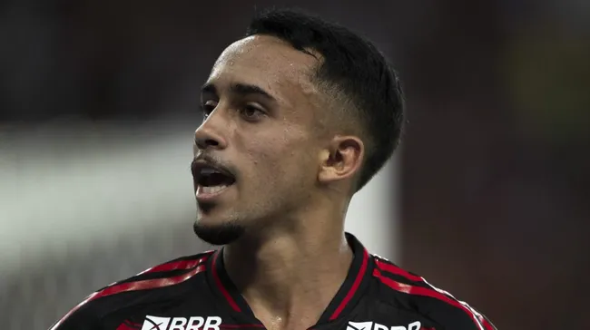 Foto: Jorge Rodrigues/AGIF – Matheus Gonçalves, do Flamengo, não foi aprovado pelo técnico Mano Menezes.