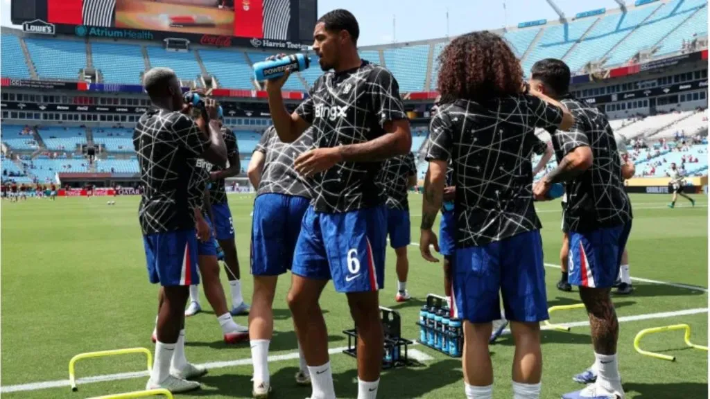 Jogadores do Chelsea se hidratando durante o Mundial de Clubes – Foto: Reprodução/Getty Images
