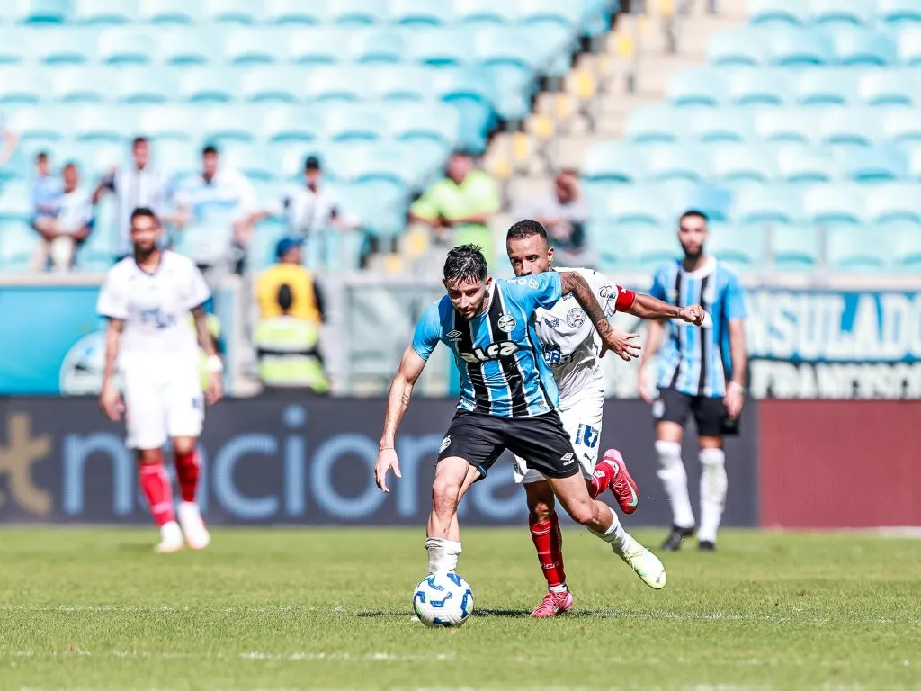 RS – PORTO ALEGRE – 25/05/2025 – BRASILEIRO A 2025, GREMIO X BAHIA – Villasanti jogador do Gremio disputa lance com Caio Alexandre jogador do Bahia durante partida no estadio Arena do Gremio pelo campeonato Brasileiro A 2025. Foto: Giancarlo Santorum/AGIF