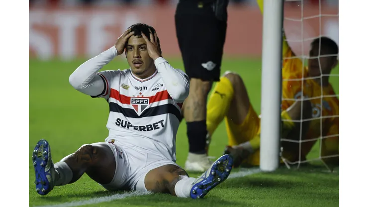 SAO PAULO, BRAZIL - MAY 14: Alan Franco of Sao Paulo reacts during the Copa CONMEBOL Libertadores 2025 Group D match between Sao Paulo and Libertad at MorumBIS on May 14, 2025 in Sao Paulo, Brazil. (Photo by Miguel Schincariol/Getty Images)