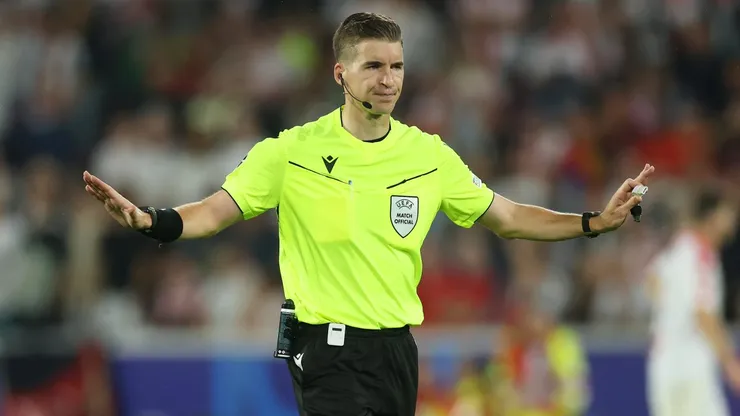 Árbitro François Letexier. (Photo by Lars Baron/Getty Images)