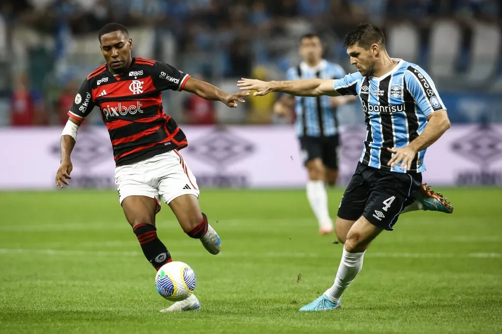 PORTO ALEGRE, BRAZIL – SEPTEMBER 22: Walter Kannemann of Gremio and Lorran of Flamengo compete for the ball during the match between Gremio and Flamengo as part of Brasileirao 2024 at Arena do Gremio on September 22, 2024 in Porto Alegre, Brazil. (Photo by Pedro H. Tesch/Getty Images)