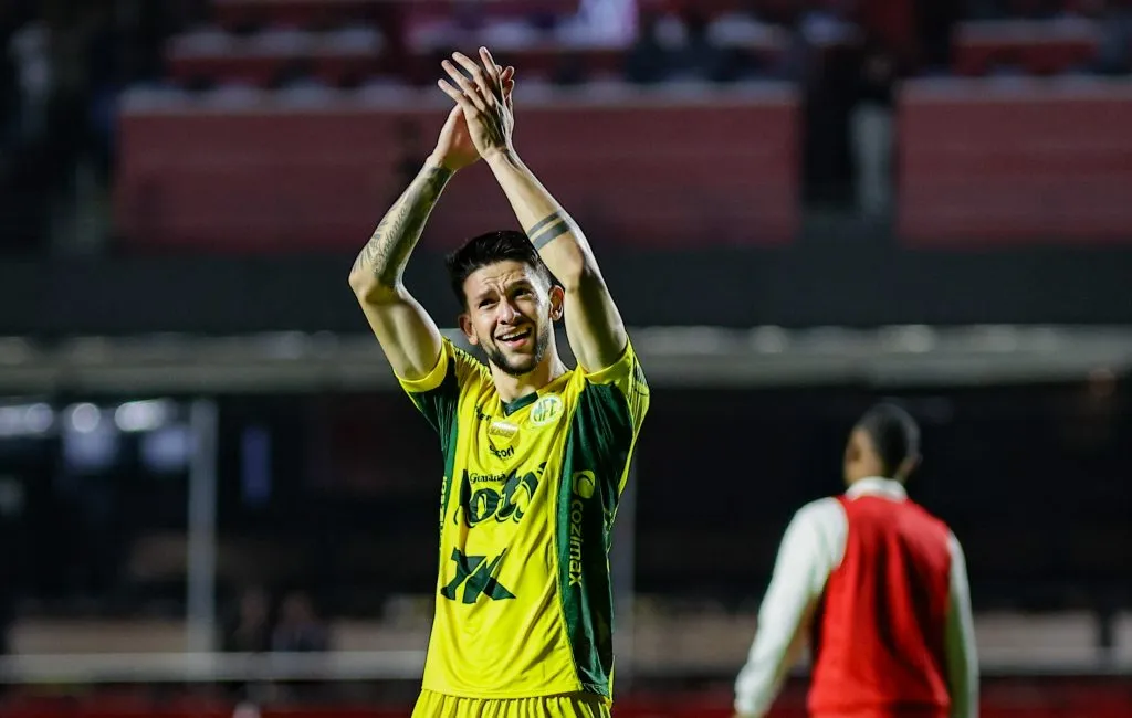 Jammes jogador do Mirassol deixa o campo após partida contra o São Paulo – Foto: Fabio Giannelli/AGIF