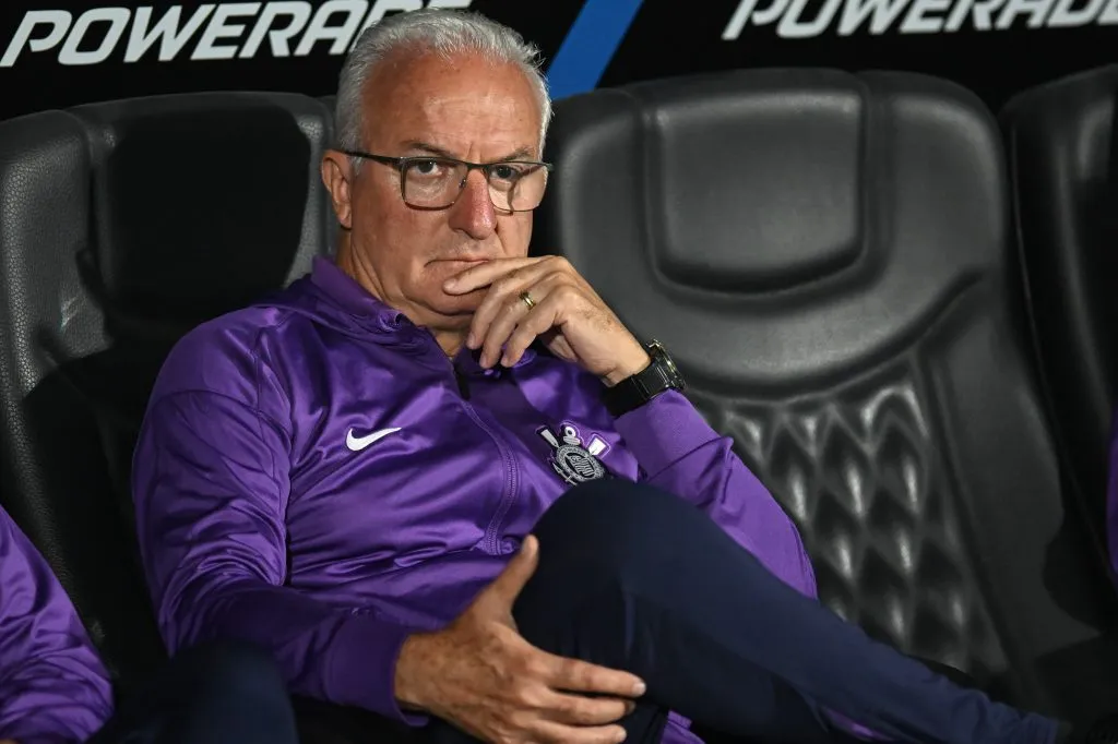 MONTEVIDEO, URUGUAY – MAY 15: Dorival Junior coach of Corinthians looks on before a match between Racing Montevideo and Corinthians as part of the Copa CONMEBOL Sudamericana at Centenario Stadium on May 15, 2025 in Montevideo, Uruguay. (Photo by Guillermo Legaria/Getty Images)