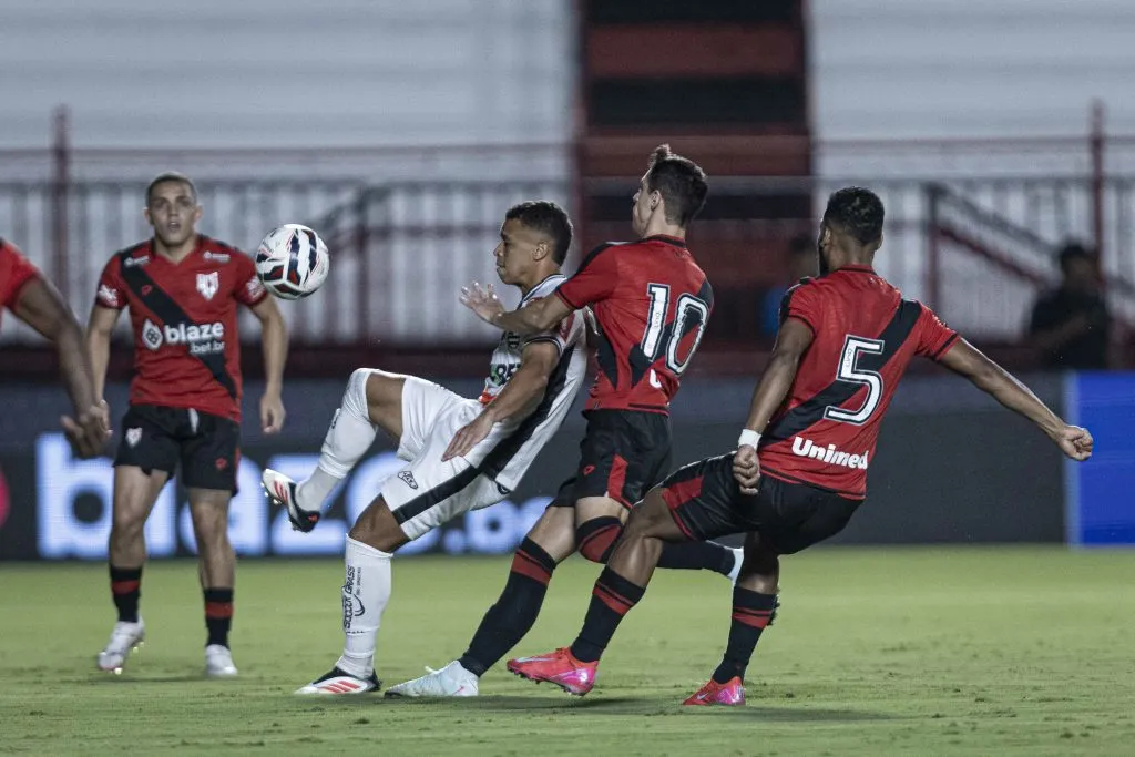 Shaylon  jogador do Atletico-GO disputa lance com Sandry jogador do Athletic Club durante partida no estadio Antonio Accioly pelo campeonato Brasileiro B 2025. Foto: Heber Gomes/AGIF