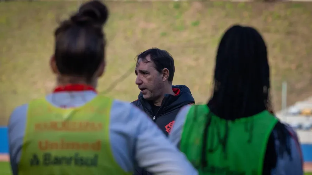 Maurício Salgado em treinamento com o Internacional Feminino