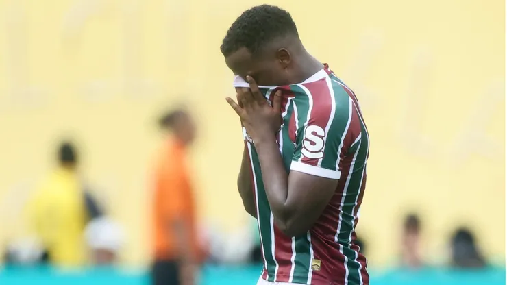 Jhon Arias emocionado após eliminação do Fluminense diante do Chelsea - (Photo by Alex Grimm/Getty Images)