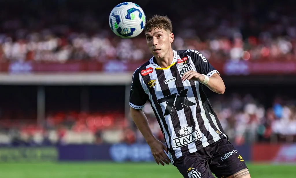 SP – SAO PAULO – 20/04/2025 – BRASILEIRO A 2025, SAO PAULO X SANTOS – Rollheiser jogador do Santos durante partida contra o Sao Paulo no estadio Morumbi pelo campeonato Brasileiro A 2025. Foto: Fabio Giannelli/AGIF