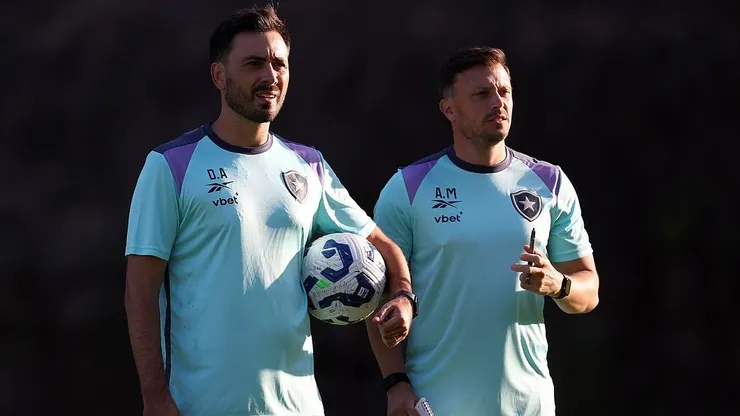 O técnico Davide Ancelotti, observou de perto o treino do elenco do Glorioso no CT e já ganhou moral com a torcida na Web