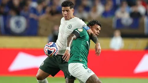 Richard Ríos disputando lance com Enzo Fernández . Foto: Francois Nel/Getty Images