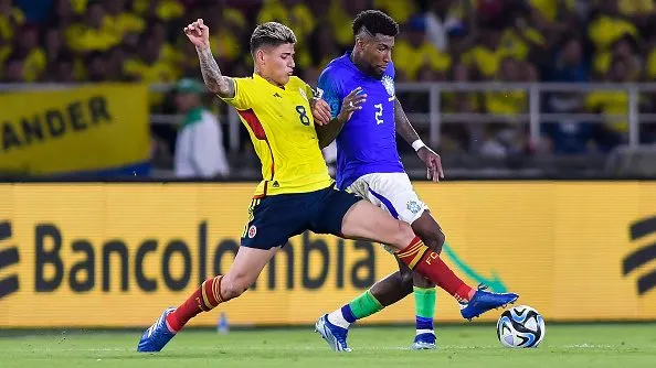 Carrscal disputando lance contra o Brasil. Foto: Gabriel Aponte/Getty Images