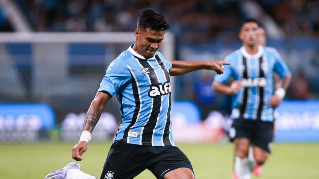 Arezo pode deixar o Grêmio nesta janela. Foto: Maxi Franzoi/AGIF
