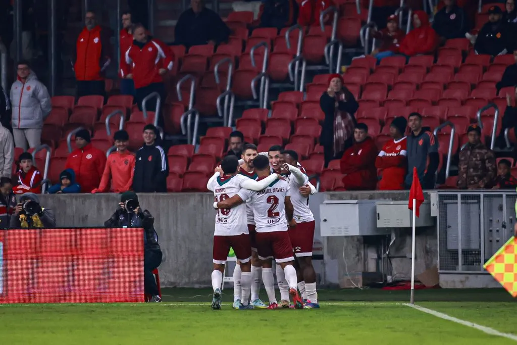 RS – PORTO ALEGRE – 01/06/2025 – BRASILEIRO A 2025, INTERNACIONAL X FLUMINENSE – Kevin Serna jogador do Fluminense comemora seu gol com jogadores do seu time durante partida contra o Internacional no estadio Beira-Rio pelo campeonato Brasileiro A 2025. Foto: Maxi Franzoi/AGIF