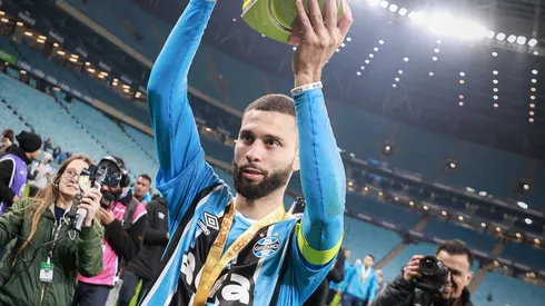 Troféu sendo erguido pelo jogador revelado no Santos