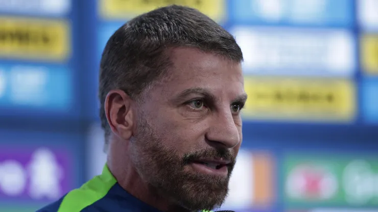 Pedrinho durante coletiva da Seleção n o CT Joaquim Grava.