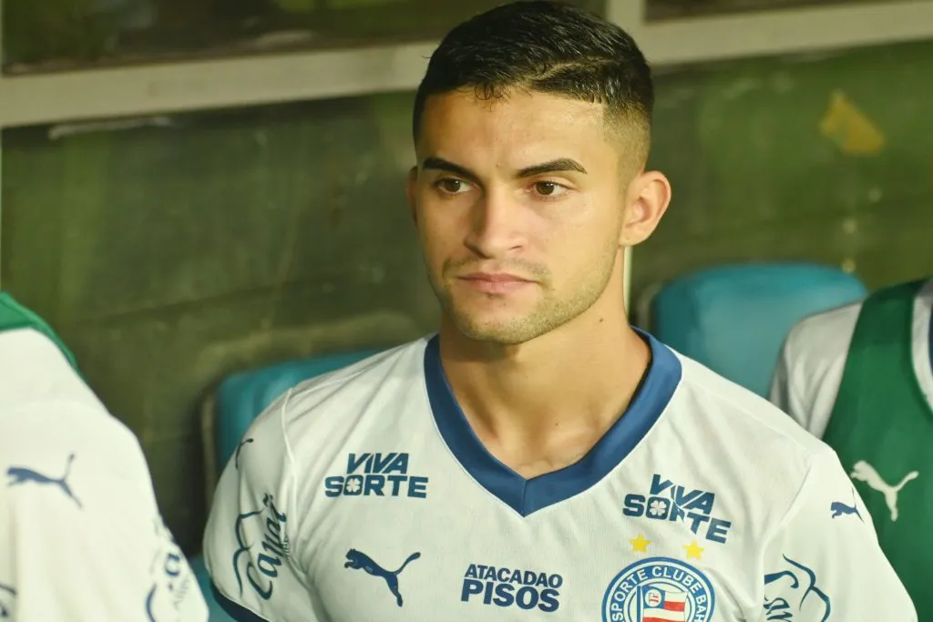 BA – SALVADOR – 30/03/2025 – BRASILEIRO A 2025, BAHIA X CORINTHIANS – Rodrigo Nestor, jogador do Bahia durante execucao do hino nacional antes da partida contra o Corinthians no estadio Arena Fonte Nova pelo campeonato Brasileiro A 2025. Foto: Walmir Cirne/AGIF