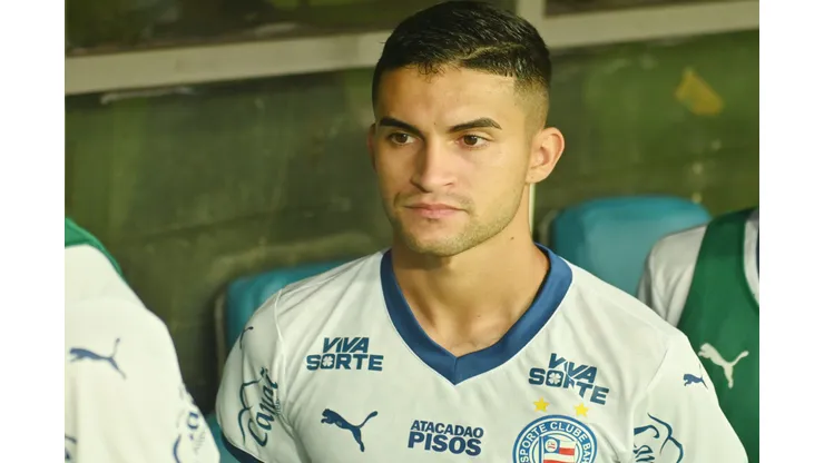 BA - SALVADOR - 30/03/2025 - BRASILEIRO A 2025, BAHIA X CORINTHIANS - Rodrigo Nestor, jogador do Bahia durante execucao do hino nacional antes da partida contra o Corinthians no estadio Arena Fonte Nova pelo campeonato Brasileiro A 2025. Foto: Walmir Cirne/AGIF