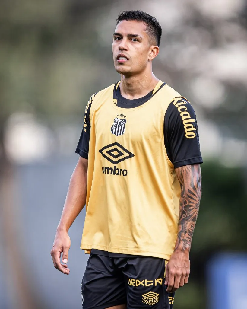 Igor Vinícius durante treino do Santos. Fotos: Raul Baretta/ Santos FC.