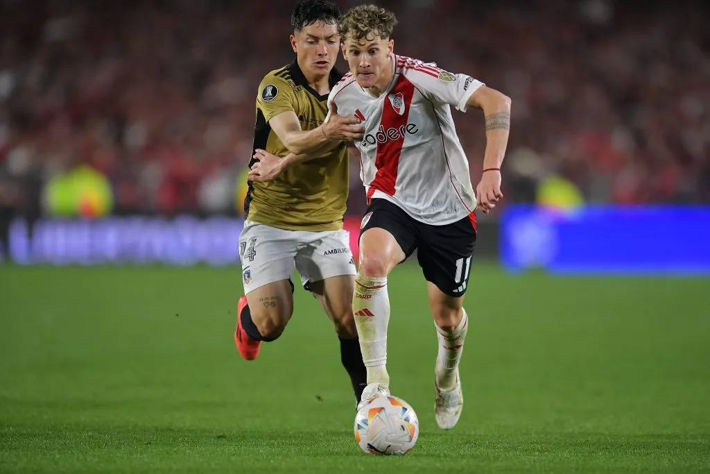 BUENOS AIRES, ARGENTINA – SEPTEMBER 24: Facundo Colidio of River Plate and Cristian Zavala of Colo-Colo battle for the ball during the Copa CONMEBOL Libertadores 2024 Quarterfinal second leg match between River Plate and Colo Colo at Estadio Más Monumental Antonio Vespucio Liberti on September 24, 2024 in Buenos Aires, Argentina. (Photo by Marcelo Endelli/Getty Images)