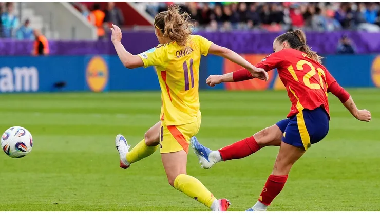 Jogadora da Bélgica marcando estrela da Espanha. Foto: PA Images / Alamy Stock Photo