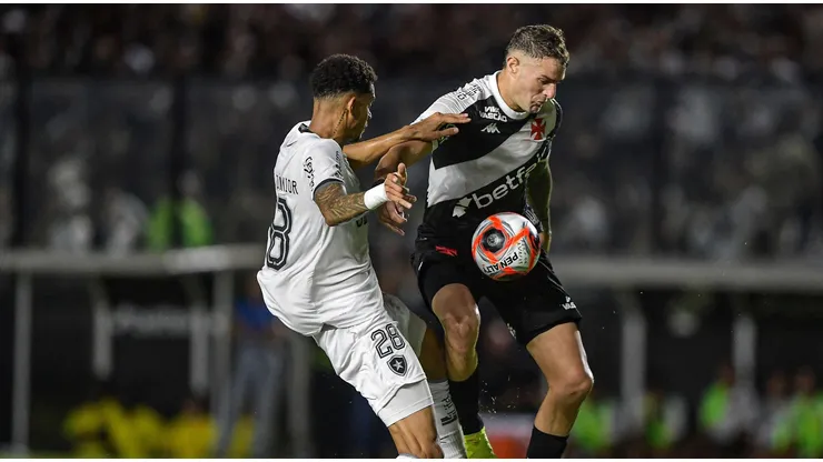 Pablo Vegetti com a posse de bola em partida diante do Botafogo. Foto: Associated Press / Alamy Stock Photo