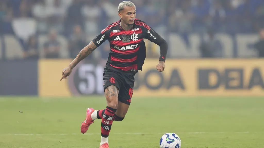 Wesley em ação pelo Mengão – Foto: Gilson Lobo/AGIF