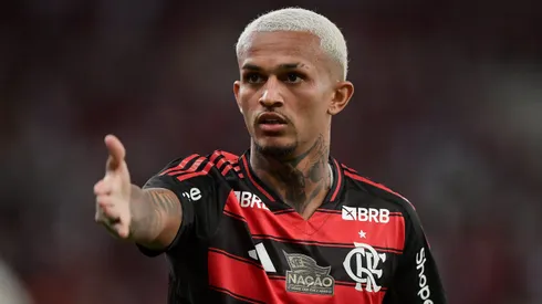 RJ - RIO DE JANEIRO - 18/05/2025 - BRASILEIRO A 2025, FLAMENGO X BOTAFOGO - Wesley jogador do Flamengo durante partida contra o Botafogo no estadio Maracana pelo campeonato Brasileiro A 2025.