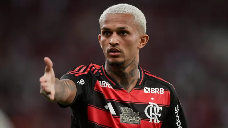 RJ - RIO DE JANEIRO - 18/05/2025 - BRASILEIRO A 2025, FLAMENGO X BOTAFOGO - Wesley jogador do Flamengo durante partida contra o Botafogo no estadio Maracana pelo campeonato Brasileiro A 2025.