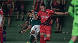 Jogadores de Athletico-PR e Goiás dividem a bola. Foto: Associated Press / Alamy Stock Photo