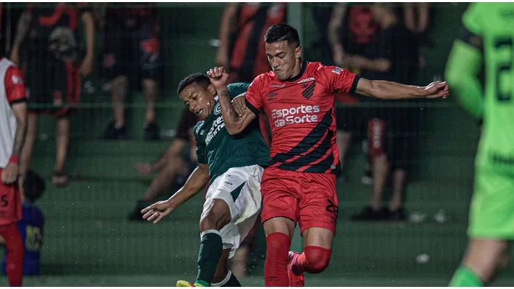 Jogadores de Athletico-PR e Goiás dividem a bola. Foto: Associated Press / Alamy Stock Photo