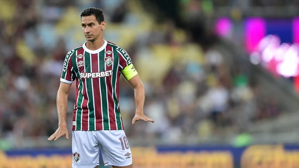 Paulo Henrique Ganso orientando companheiros durante partida – Foto: Thiago Ribeiro/AGIF