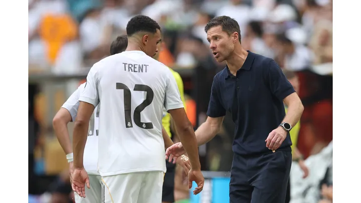 MIAMI GARDENS, FLORIDA - JULY 01: Xabi Alonso, Head Coach of Real Madrid C.F., speaks with Trent Alexander-Arnold #12 of Real Madrid C.F. during the FIFA Club World Cup 2025 round of 16 match between Real Madrid CF and Juventus FC at Hard Rock Stadium on July 01, 2025 in Miami Gardens, Florida. (Photo by Megan Briggs/Getty Images)