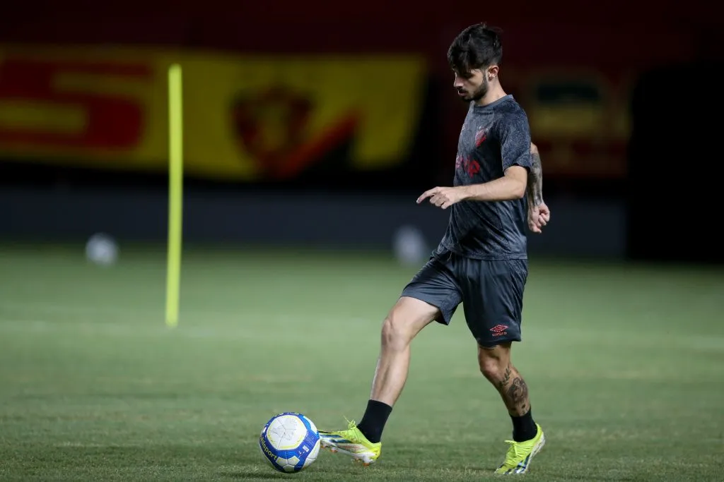 PE – RECIFE – 04/10/2024 – SPORT, TREINO NA ILHA DO RETIRO – Pedro Vilhena jogador do Sport durante treino na Ilha do Retiro em Recife (PE), nesta sexta-feira (4). A equipe se prepara para enfrentar o Ceara pelo campeonato brasileiro da Serie B 2024. Foto: Marlon Costa/AGIF