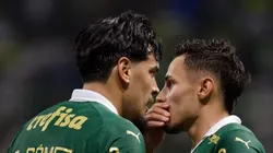 Gustavo Gómez conversando com Veiga em campo.