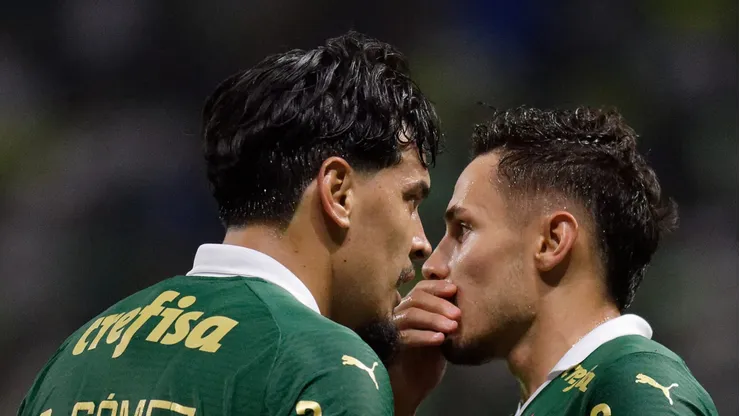 Gustavo Gómez conversando com Veiga em campo.