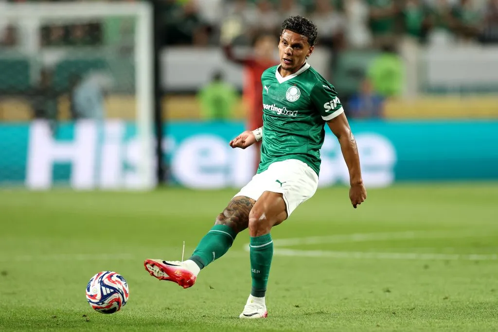 PHILADELPHIA, PENNSYLVANIA – JULY 04: Richard Rios #8 of Palmeiras passes the ball during the FIFA Club World Cup 2025 quarter final match between SE Palmeiras and Chelsea FC at Lincoln Financial Field on July 04, 2025 in Philadelphia, Pennsylvania. (Photo by Luke Hales/Getty Images)