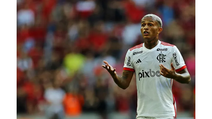 CURITIBA, BRAZIL - JUNE 16: Wesley França of Flamengo, reacts during the match between Athletico Paranaense and Flamengo as part of Brasileirao 2024 at Arena da Baixada on June 16, 2024 in Curitiba, Brazil. (Photo by Heuler Andrey/Getty Images)