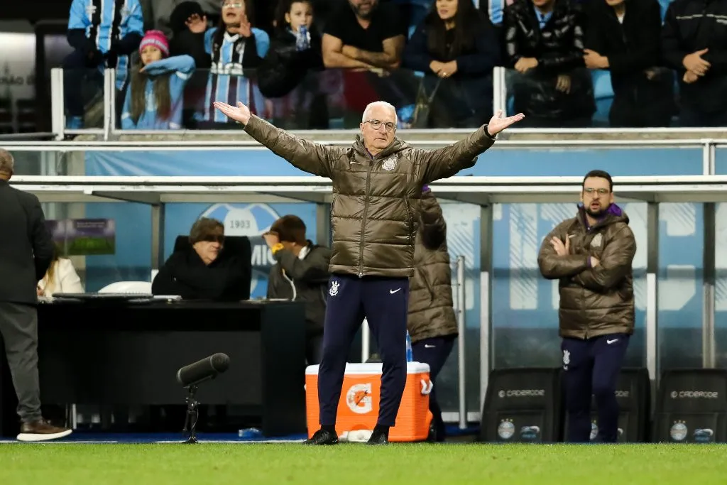 PORTO ALEGRE, BRAZIL – JUNE 12: Dorival Junior head coach of Corinthians gestures during the match between Gremio and Corinthians as part of Brasileirao 2025 at Arena do Gremio on June 12, 2025 in Porto Alegre, Brazil. (Photo by Pedro H. Tesch/Getty Images)