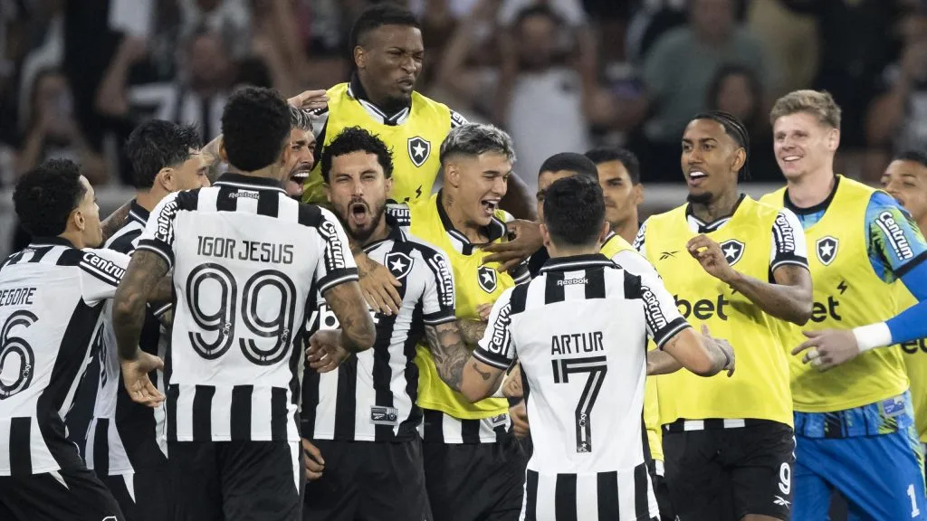Jogadores do Botafogo comemoram gol marcado na temporada. Foto: Jorge Rodrigues/AGIF.
