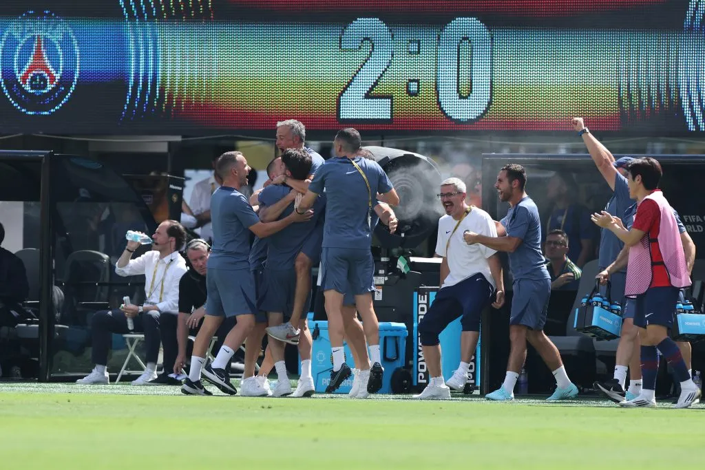 Luis Enrique comemorando um dos gols do PSG. (Photo by Alex Grimm/Getty Images)